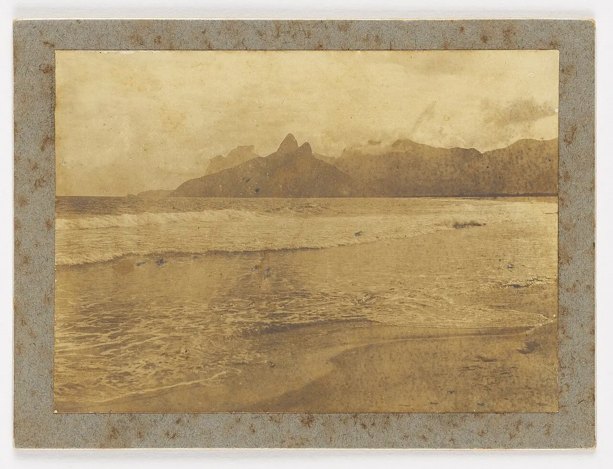Historic view of Ipanema, Rio de Janeiro — Praia de Ipanema, com vista do Morro Dois Irmãos e da Pedra da Gávea
