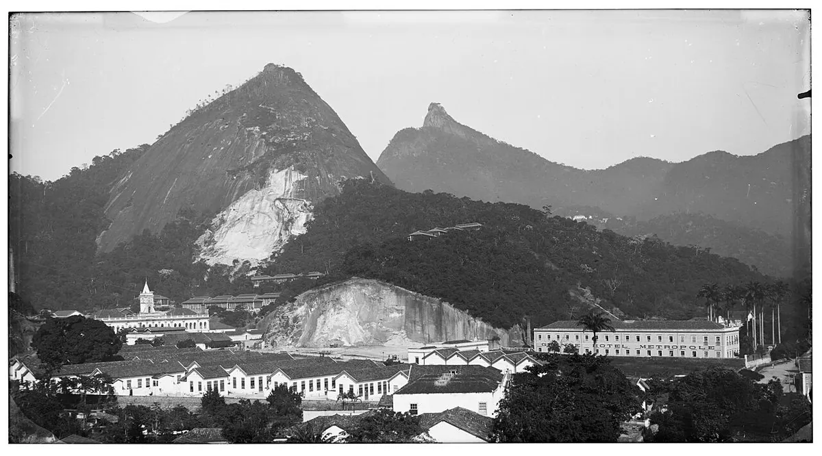 Vista histórica de Laranjeiras, Rio de Janeiro — Vista do bairro de Laranjeiras; tomada da Rua Conde de Avelar
