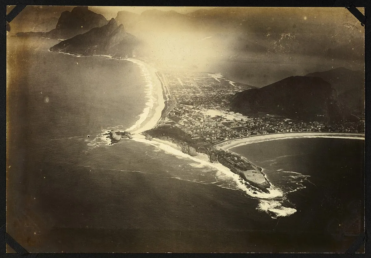 Historic view of Leblon, Rio de Janeiro — Vista aérea do Forte de Copacabana e das praias de Ipanema e Leblon