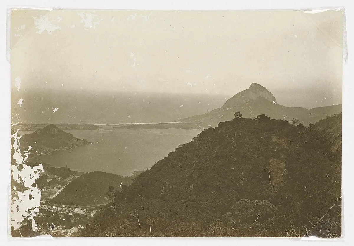 Historic view of Leblon, Rio de Janeiro — Vista da Lagoa Rodrigo de Freitas e praias de Ipanema e Leblon, ao fundo o Morro Dois Irmãos