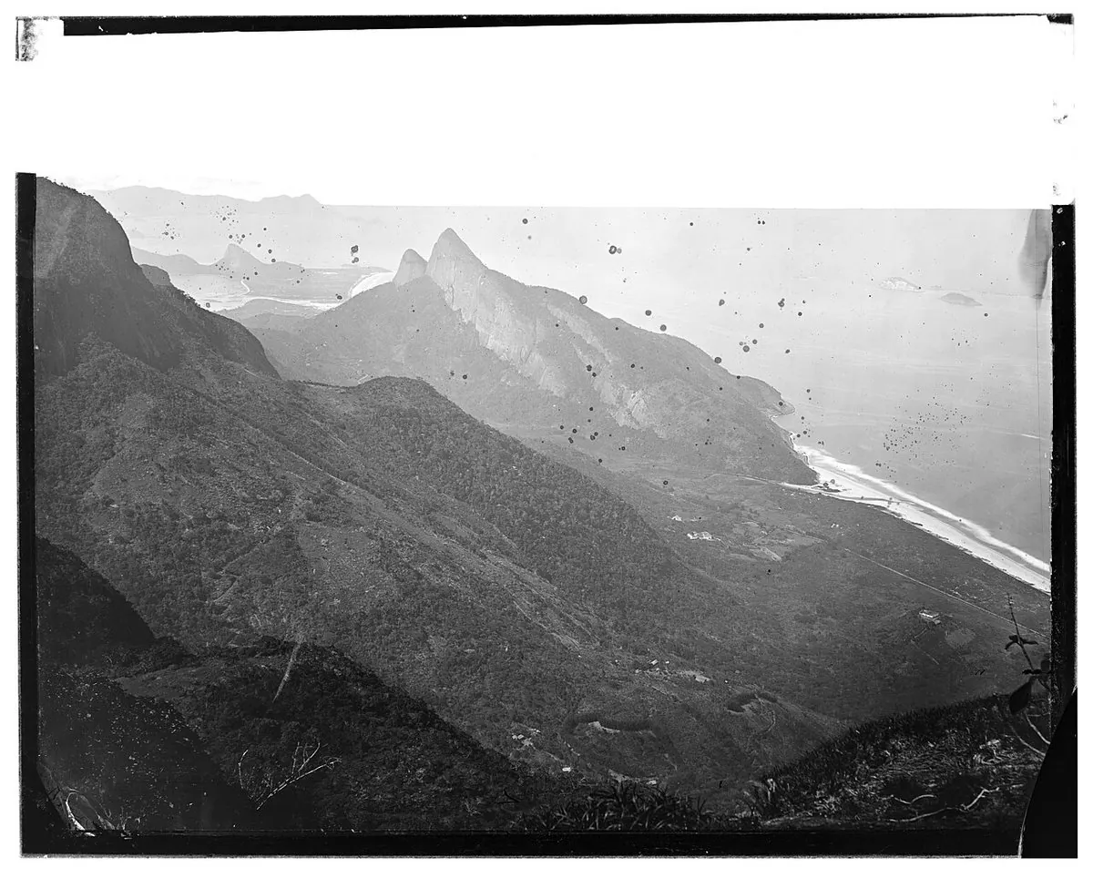 Historic view of São Conrado, Rio de Janeiro — Vista do Morro Dois Irmãos e da Praia de São Conrado; tomada da Pedra da Gávea