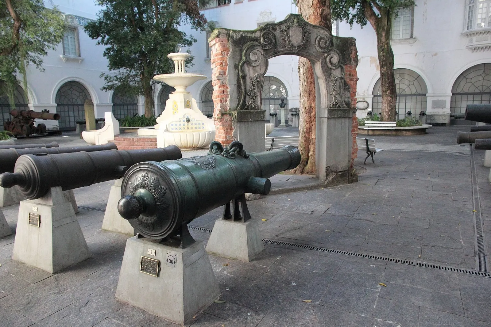 Pátio dos Canhões with 18th-century French cannons