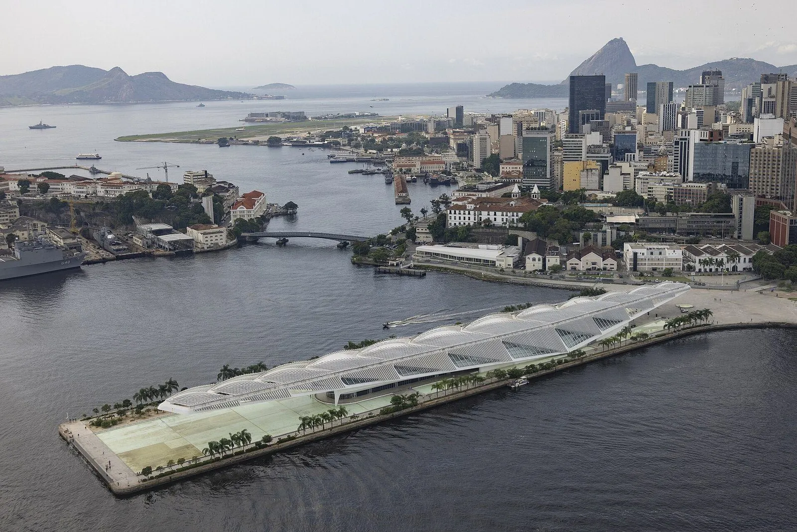 Museu do Amanhã and the Praça Mauá waterfront at golden hour