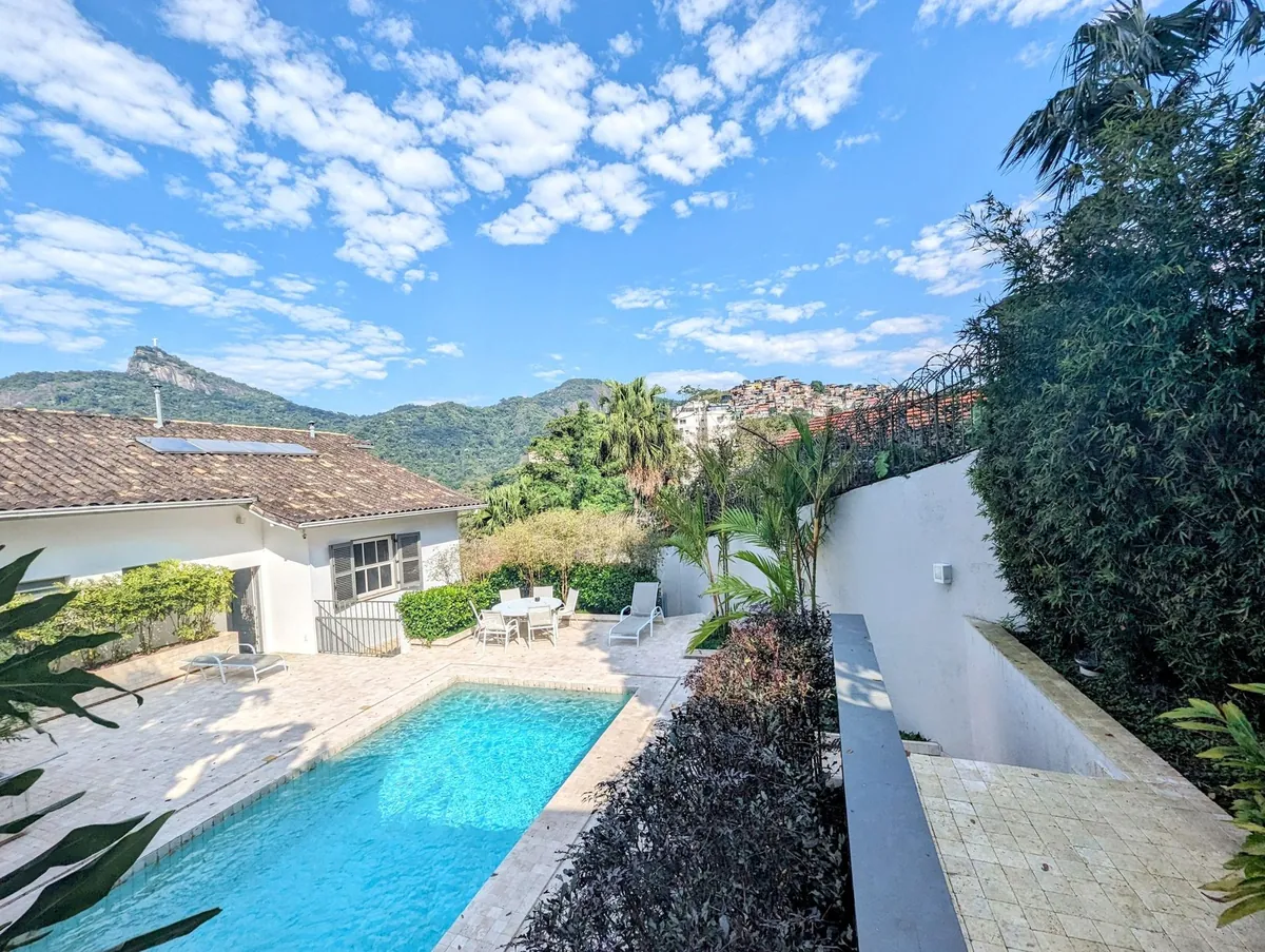 Pool of a Santa Teresa house in a garden with mountains and Rio's hills behind