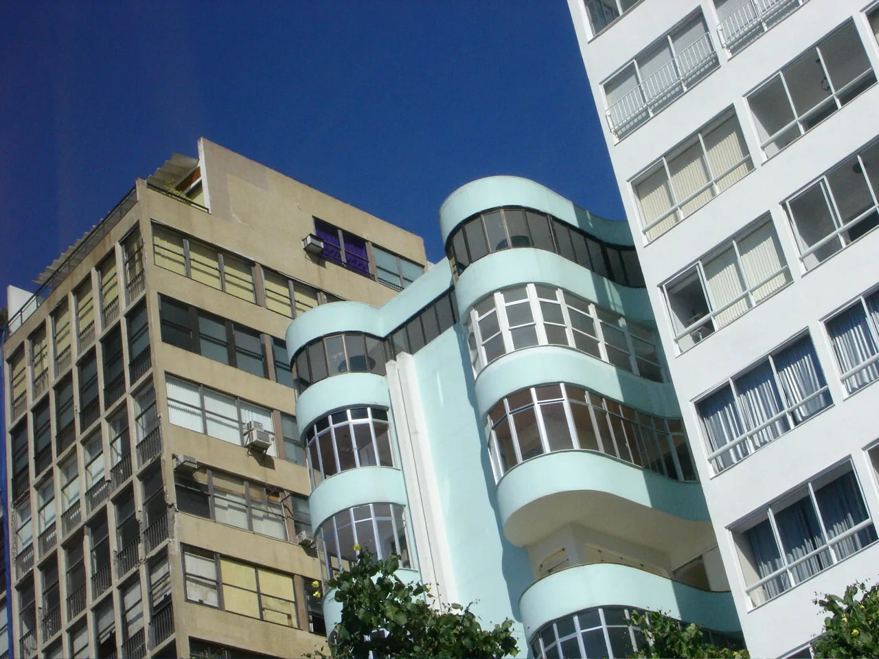 Les façades des immeubles d'habitation de Copacabana — parc résidentiel prime typique de Rio des années 1960 et 1970