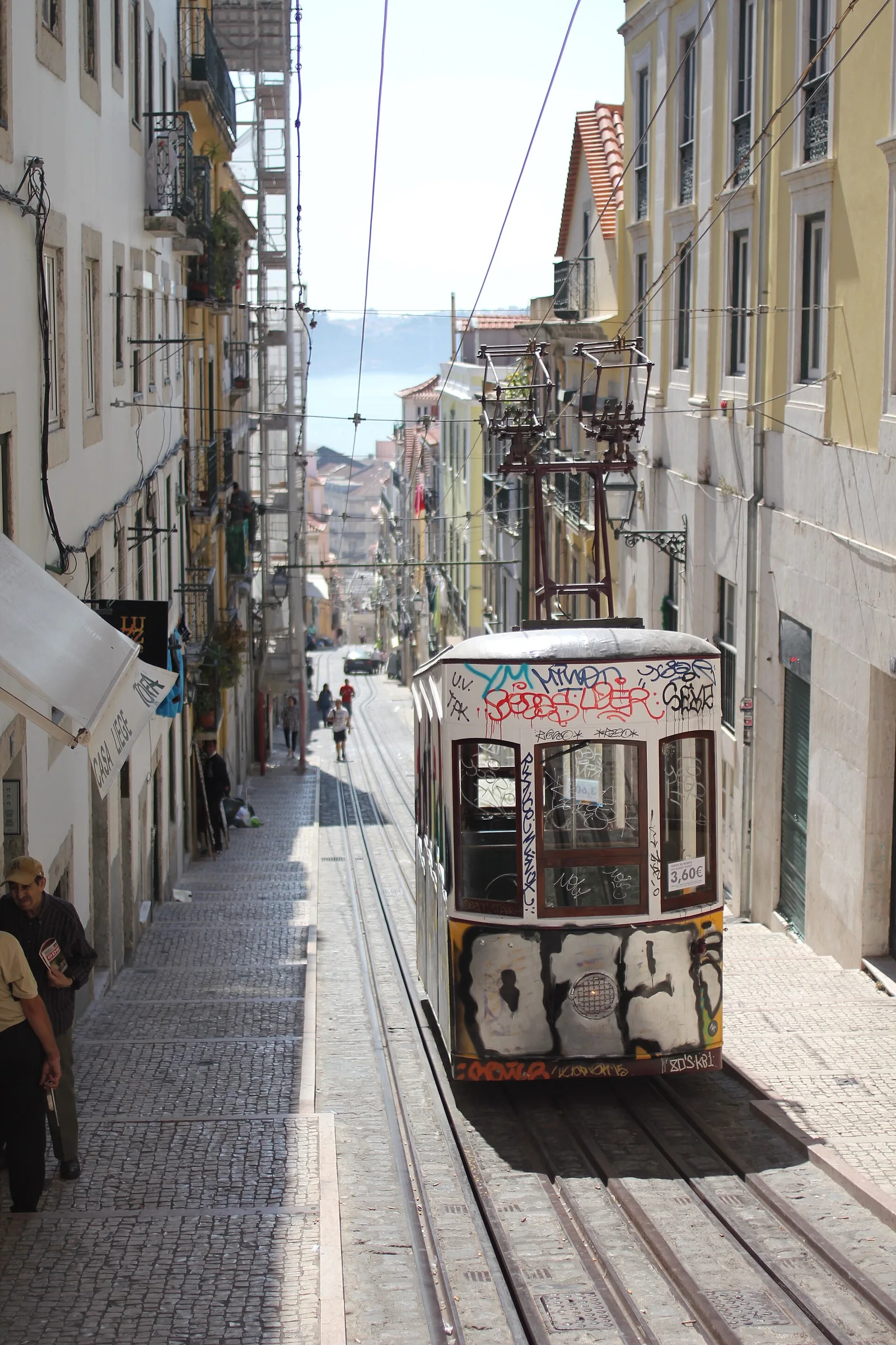 Tejados de Lisboa y el río Tajo al fondo, con tejados de terracota en primer plano