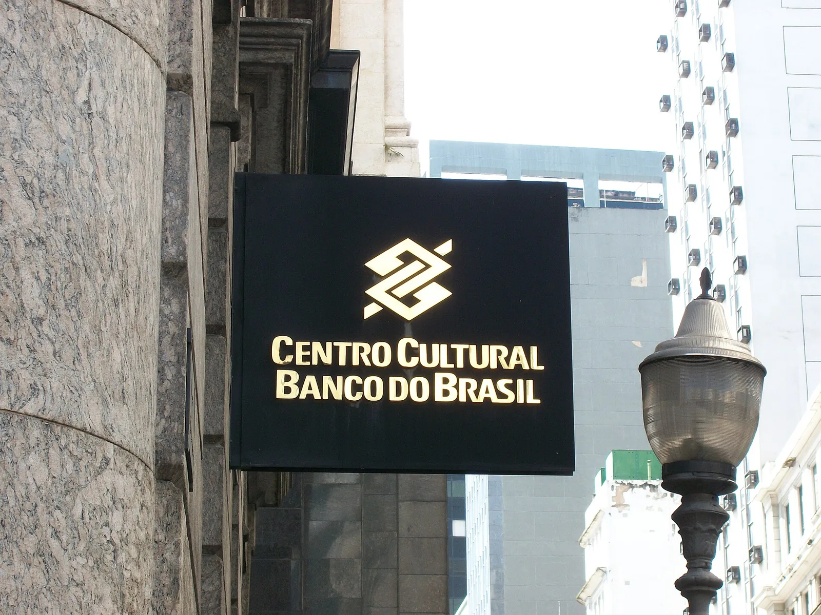 A fachada histórica do Centro Cultural Banco do Brasil no centro do Rio de Janeiro