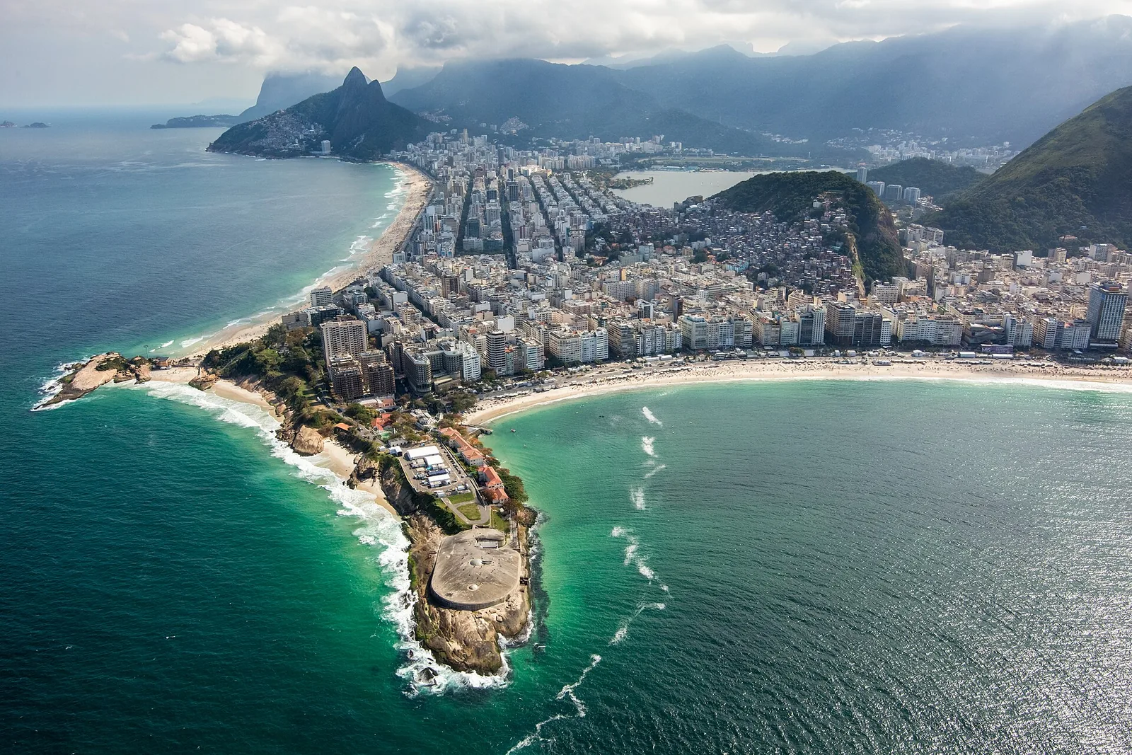 Panorama del fuerte y la playa de Copacabana con el muro de edificios de Avenida Atlântica al fondo