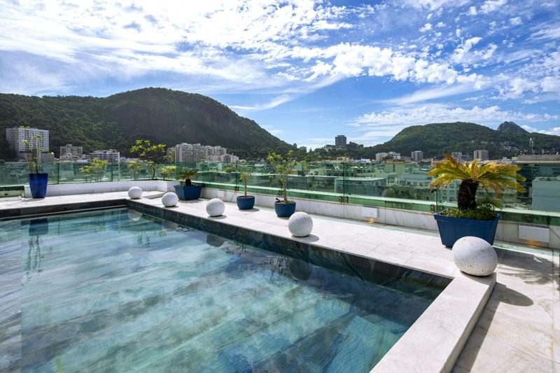 La piscina privada más grande de Copacabana