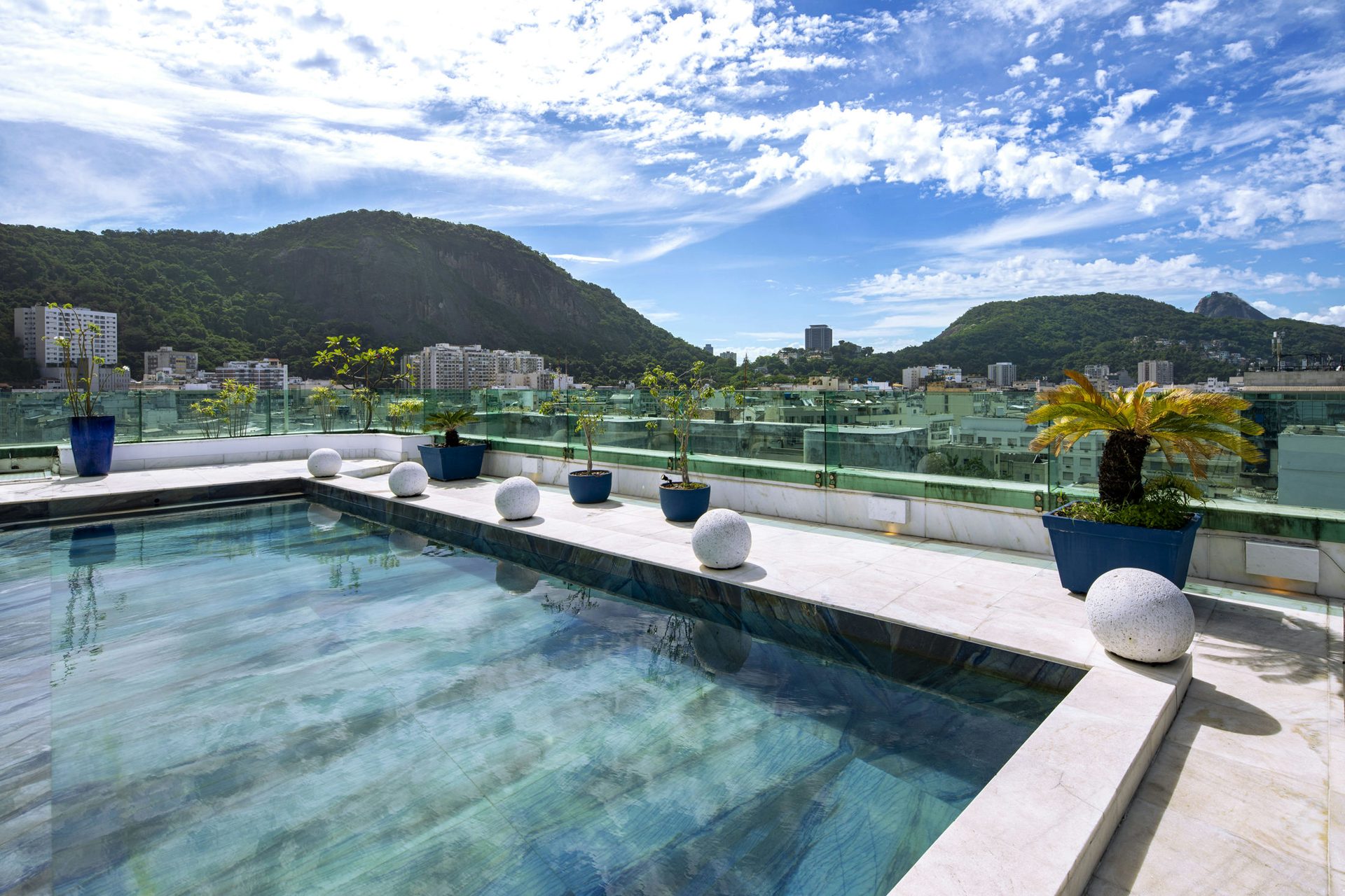 La piscina privada más grande de Copacabana