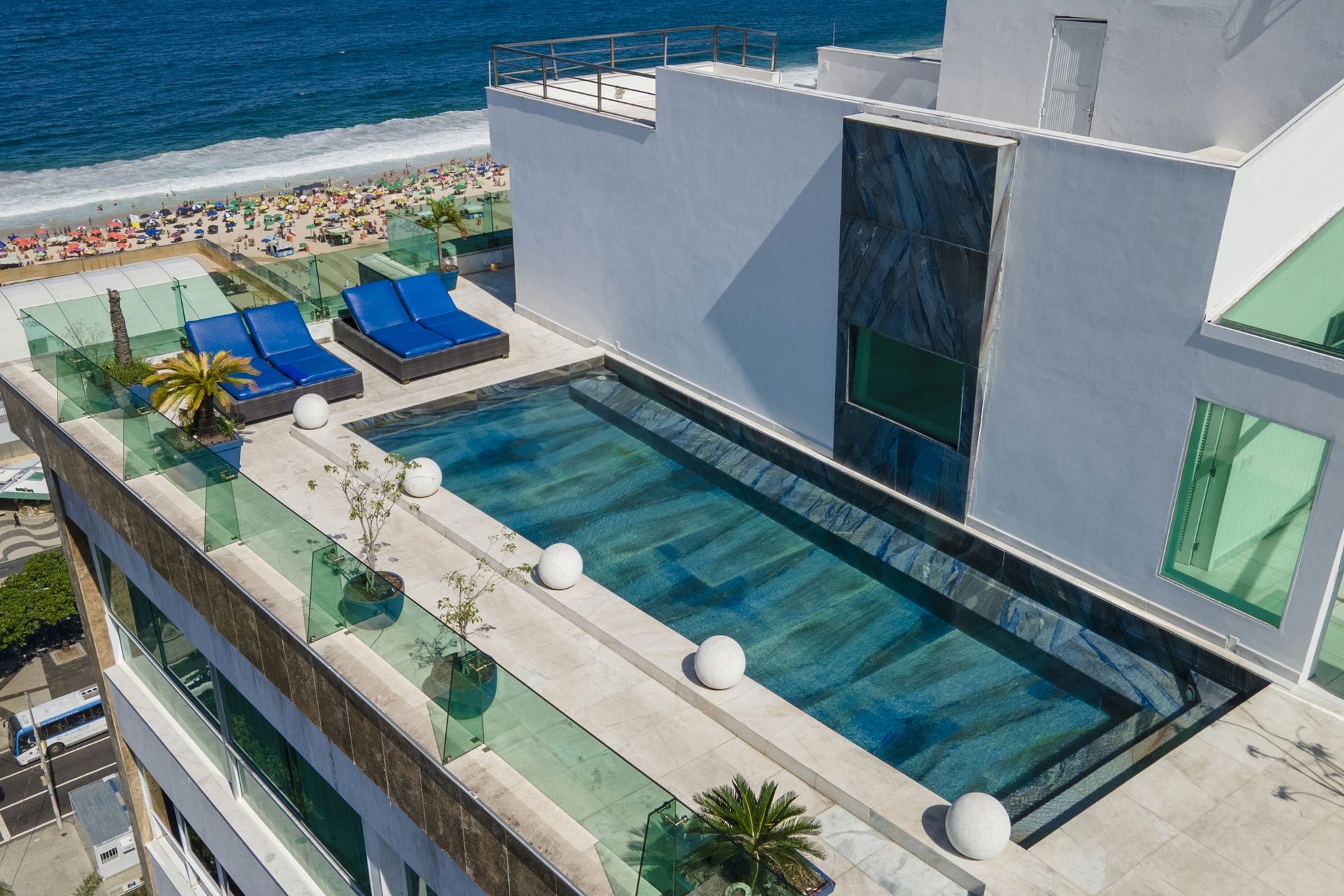 La piscina privada más grande de Copacabana