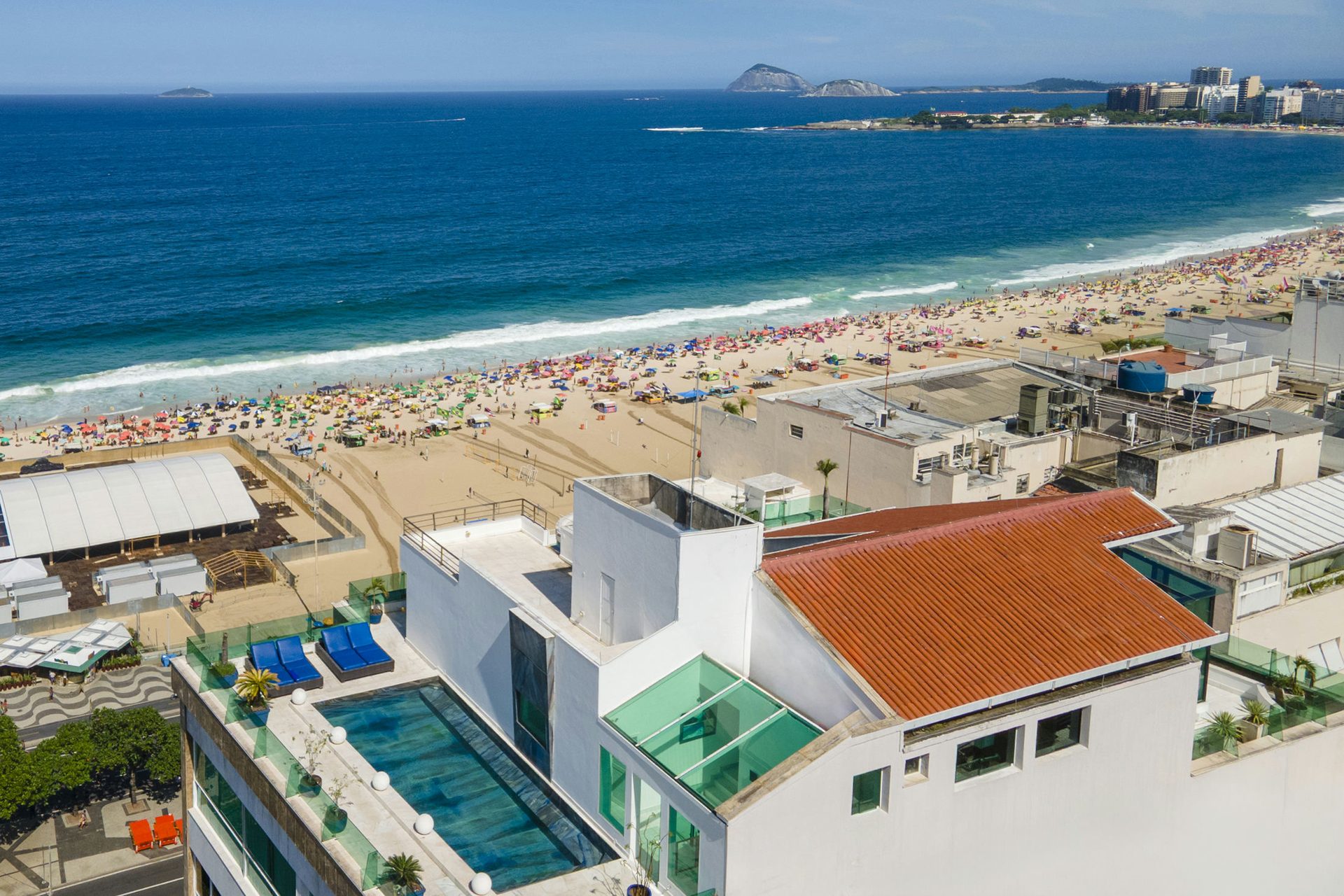 La piscina privada más grande de Copacabana