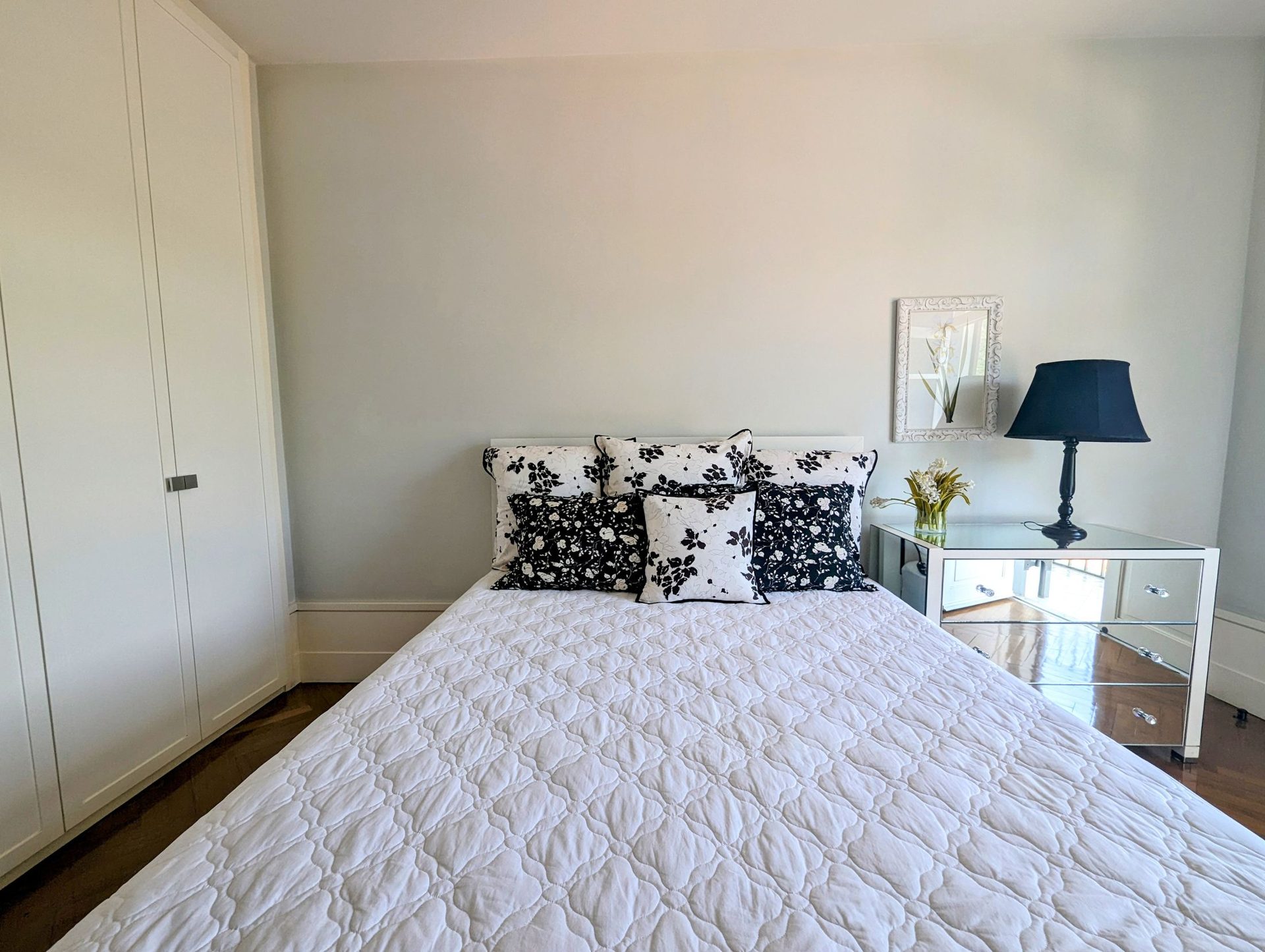 A spectacular 5-bedroom home—featuring 3 suites—with cinematic views of Christ the Redeemer and Sugarloaf Mountain. in Santa Teresa — photo 33