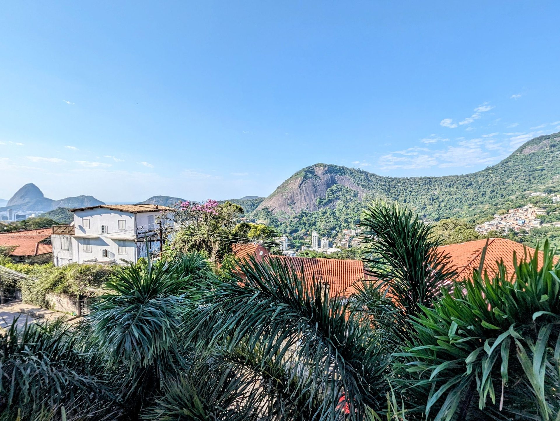 Une maison spectaculaire de 5 chambres—comportant 3 suites—with des vues cinématiques sur le Christ Rédempteur et le Sugarloaf Mountain.