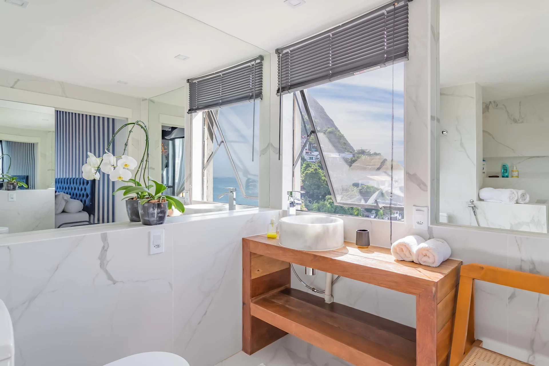 Bathroom suite 1