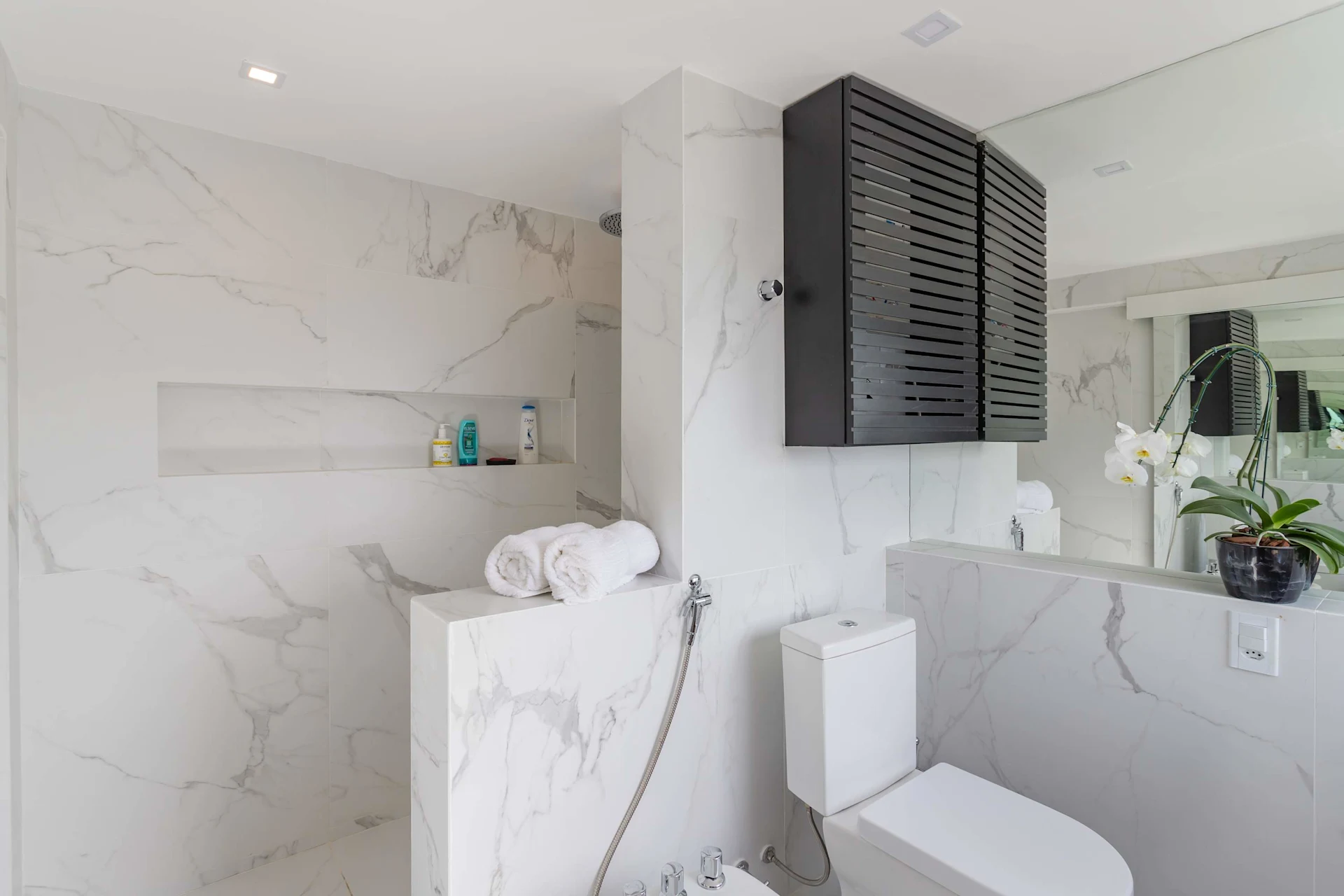 Bathroom suite 1