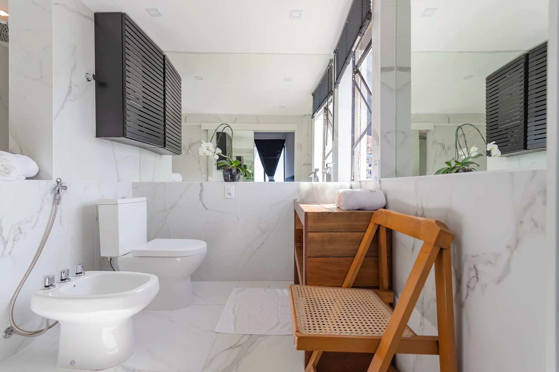 Bathroom suite 1