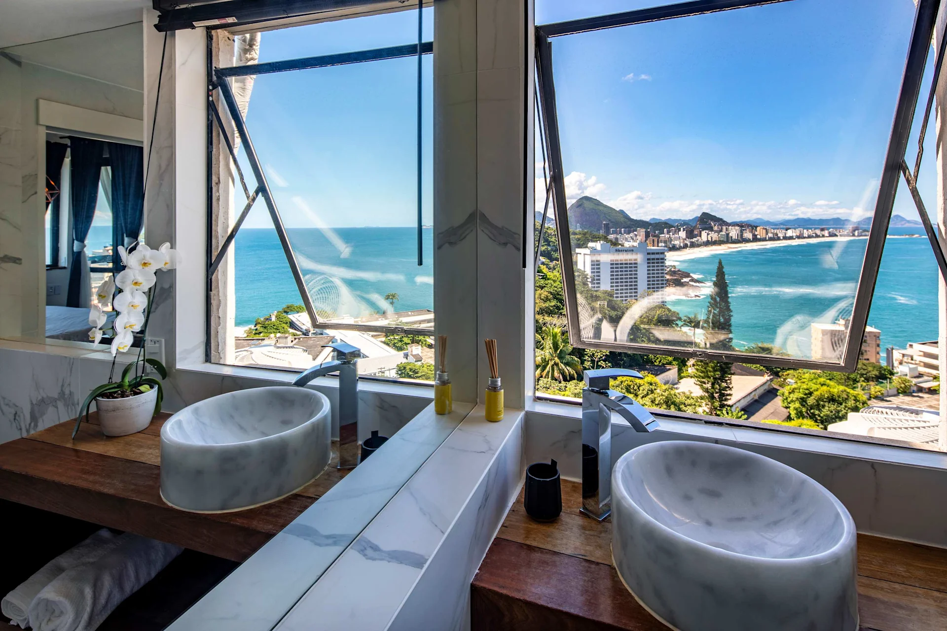 Bathroom suite 1